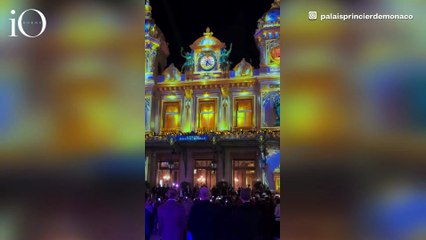 Charlene di Monaco illumina il Natale 2025 (poi fugge via): il look con cappotto e sciarpa