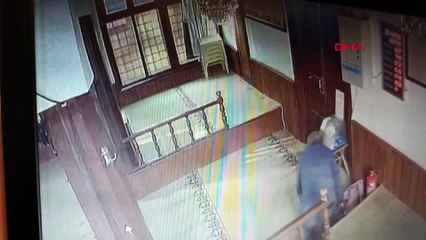 Camideki sadaka kutusunu çaldı: Kameraya yakalandı