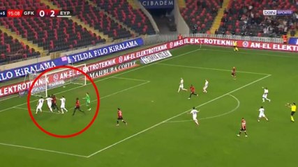 Gol surreale! Il portiere è impegnato in una rissa: Boateng segna a porta vuota