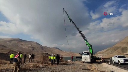 Van'da 3 gence mezar olan otomobil, sudan çıkarıldı