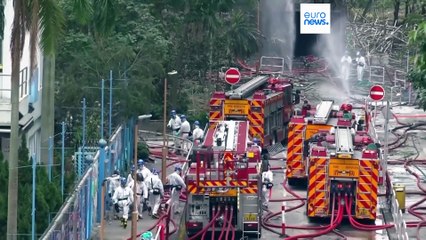 Des milliers de personnes rendent hommage aux victimes de l'incendie de Hong Kong