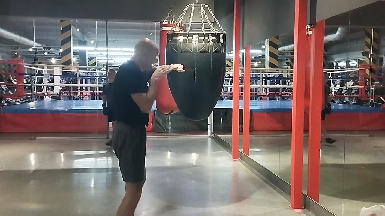 Лівий прямий: як бити правильно по мішку та не штовхати