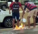VIDEO: Hincha del Flamengo prende fuego a una camiseta del Palmeiras y sufre una explosión