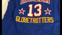 INDUMENTARIA ÚNICOS E INOLVIDABLES LOS HARLEM GLOBETROTTERS WILT CHAMBERLAIN ANTES DE LA NBA ESTUVO NO QUERÍA TANTA PRESIÓN Y LE SIRVIÓ Y REGALITO GRACIAS 47 POR LA GORRA PERO SOY LAKER PERO BUENO PARA MI COLECCIÓN ACEPTO OBSEQUIO DEL ARCHIRRIVAL