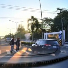 ระทึกหน้าโรงเรียน รถไม่หยุดให้คนข้ามทางม้าลาย