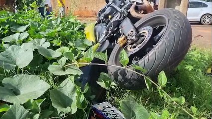 Moto 'capota' e vai parar em mato após colisão no Bairro Interlagos