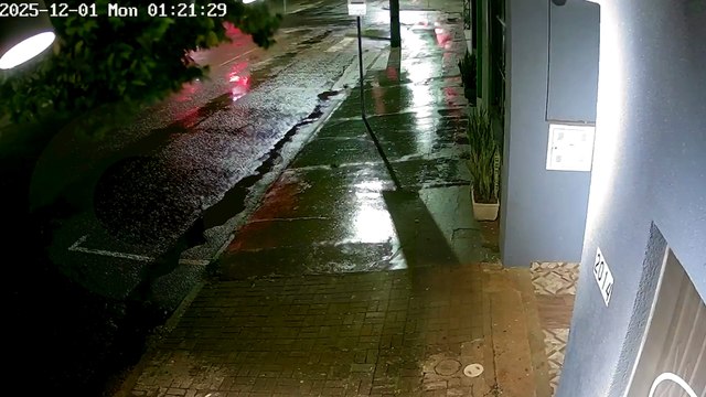 Câmera flagra acidente que deixou motociclista ferido durante a madrugada em Cascavel