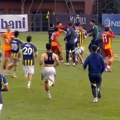 U19 derbisinde yumruk yumruğa kavga! Fenerbahçe-Galatasaray maçı sonrası ortalık karıştı