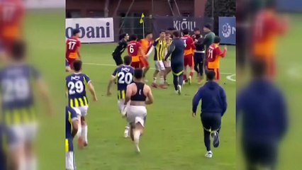 U19 derbisinde ortalık karıştı! Yumruk yumruğa kavga...