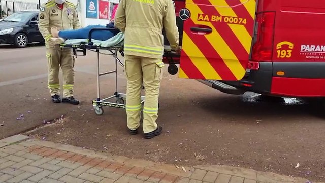 Mulher é socorrida pelo Siate após cair de escada em estabelecimento comercial em Cascavel