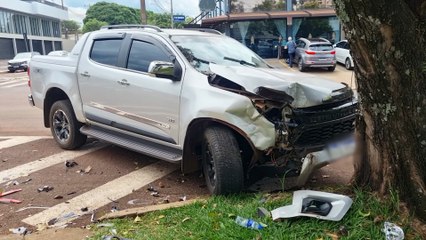 S10 colide com carro e atinge árvore no Centro de Cascavel