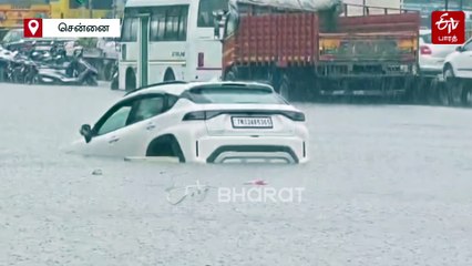 தேங்கிய தண்ணீரில் மெல்ல மெல்ல மூழ்கிய கார்; சரியான நேரத்தில் எஸ்கேப்பான இளைஞர்