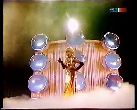Amanda Lear chante son tube Follow Me à la télévision allemande