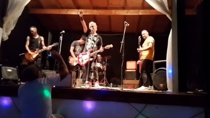 ¡Murió mientras tocaba! Guitarrista muere en pleno concierto de punk (VIDEO)