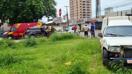 Três carros se envolvem em acidente no Bairro Coqueiral, em Cascavel