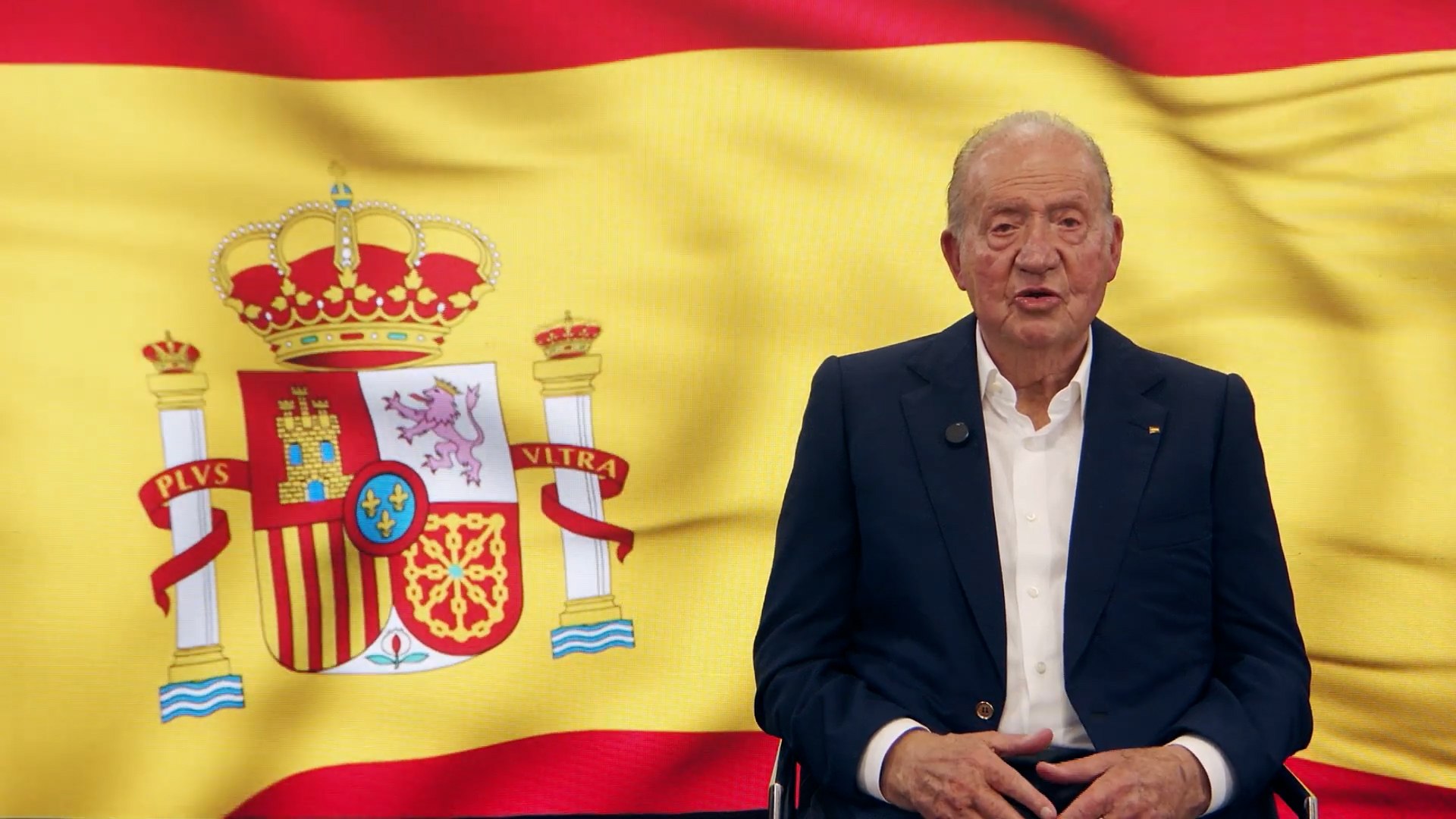 Juan Carlos I ha buscado la manera de expresar su opini�n sobre los 50 a�os de la monarqu�a parlamentaria. Diez d�as despu�s de los actos con los que la Corona celebr� el medio siglo de democracia en Espa�a sin �l, el Em�rito ha enviado un v�deo a su entorno, con la petici�n de que lo compartan y tenga visibilidad. Una suerte de "mensaje institucional" del padre de Felipe VI que llega, adem�s, 48 horas antes de la publicaci�n en Espa�a de Reconciliaci�n, el libro de memorias que vio la luz en Francia hace un mes.

"Quiero dejar un breve mensaje para los j�venes espa�oles, sobre todo, para los que no conoc�is la historia de Espa�a. Quiero que sep�is que vuestros padres, vuestros abuelos y muchos espa�oles unidos conseguimos hacer una Transici�n ejemplar. Dar un cambio a este pa�s en unas circunstancias muy complejas en las que todos tuvimos que esforzarnos y arriesgar, pero con la generosidad y el esfuerzo de todos logramos que este pa�s sea lo que hoy es", comienza Don Juan Carlos en su alocuci�n.

Se trata de un mensaje que env�a sentado en una silla, con americana y sin corbata y en un plano secuencia mirando a c�mara durante algo m�s de un minuto. Un v�deo que se ha hecho aparte del equipo de comunicaci�n de Zarzuela, que es quien maneja la imagen p�blica de los miembros en activo de la Familia Real espa�ola.

El padre de Felipe VI contin�a explicando el motivo de su libro: "He realizado este esfuerzo de escribir mis memorias con la idea de que vuestros padres puedan recordar momentos hist�ricos, y que vosotros pod�is la historia reciente de vuestro pa�s sin distorsiones interesadas. Contado por alguien que vivi� la Transici�n en primera persona. Donde ha habido acontecimientos que han marcado nuestro futuro y todo ese legado que os he podido dejar", describe Don Juan Carlos.

"La Monarqu�a ha jugado un papel esencial en toda esa transici�n. Una posici�n institucional y de relaciones con la que hemos conseguido enlazar a Espa�a con el resto del mundo", contin�a el Em�rito, que aprovecha el final del v�deo para hacer una petici�n a los j�venes a los que se dirige: "Que apoy�is a mi hijo el Rey Felipe en este duro trabajo que es unir a todos los espa�oles y que Espa�a siga siendo y jugar un papel tan relevante en el mundo. Gracias por escucharme, un fuerte abrazo".