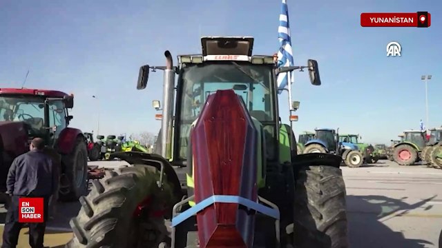 Yunanistan'da çiftçiler Atina-Selanik yolunu trafiğe kapattı