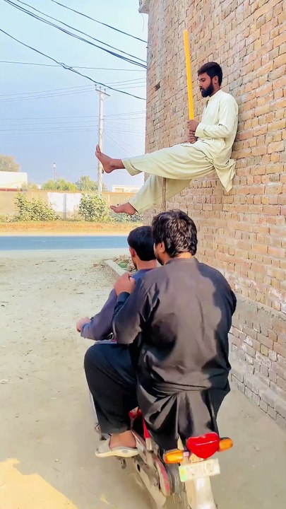 A man sitting on the wall🤔🤣
