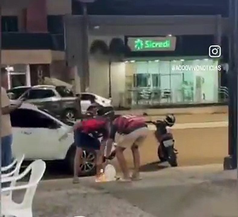 Dos hinchas de Flamengo intentan quemar una camiseta de Palmeiras... ¡y se terminan incendiando!