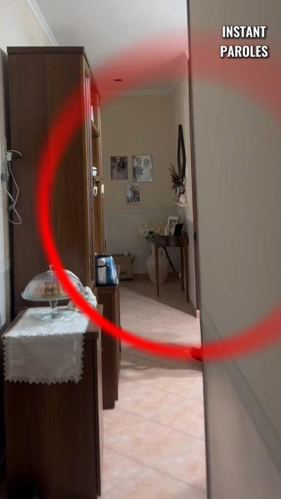 Cette grand-mère ouvre la porte de sa maison puis découvre une surprise inattendue