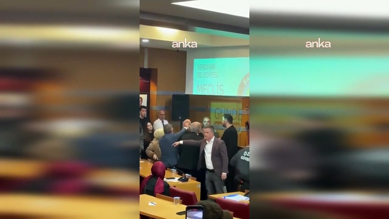 Sakarya'da Serdivan Belediye Meclisi’nde CHP'liler ile AKP'liler arasında gerginlik