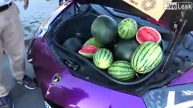 Vendre des pastèques dans une Lamborghini... bizarre