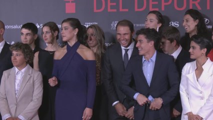 Lo que no se vio de la foto de familia de los premiados: las risas de Nadal y Márquez, Alemida tapando a Nadal...