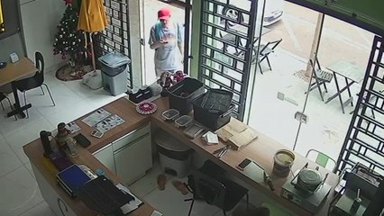 Câmera flagra homem furtando caixa de som de sorveteria no Centro