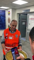 Derbi sonrası basın mensuplarına baklava ikram edildi