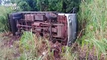 Caminhão tomba após sair da pista na BR-163, em Toledo
