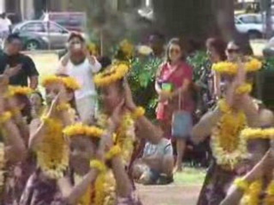 Beach Walk 628R - May Day is Lei Day