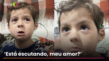 Menino de 3 anos fica emocionado após ouvir pela primeira vez