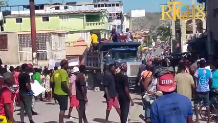 Anpil moun Pont-Sondé manifeste nan vil Saint-Marc pou mande lapolis pou konbat gwoup nèg ak zam