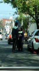 En pleno centro de Asunción, un conductor y un agente de la PMT protagonizaron una riña.