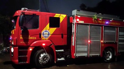 Família fica ilhada e Bombeiros são acionados para resgate no Bairro Neva