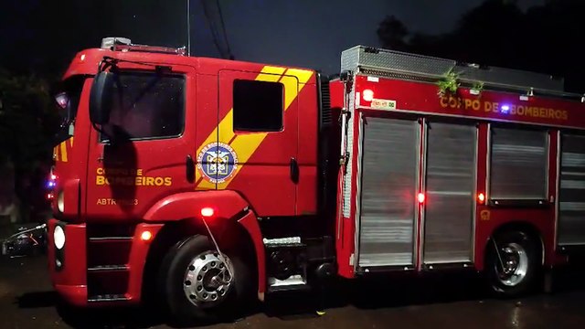 Família fica ilhada e Bombeiros são acionados para resgate no Bairro Neva