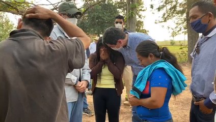 Mario Abdo Benítez conversa con familiares del Adelio Mendoza