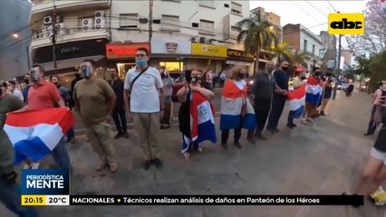 Indignados por vandalismo llevaron arreglos florales en el Panteón