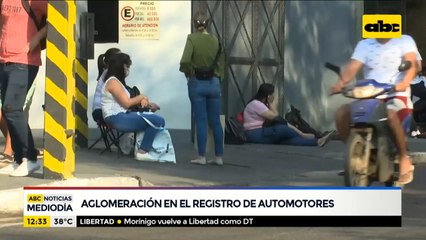 Aglomeración de personas en el Registro de Automotores