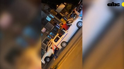 Jovenes protagonizaron un festejo descontrolado en la vía pública, pese a la vigencia de las medidas sanitarias