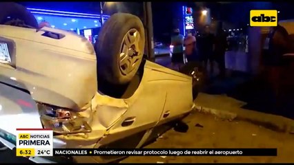 Conductor perdió el control de su vehículo, chocó y volcó