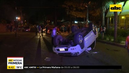 Vuelco de vehículo tras accidente de tránsito