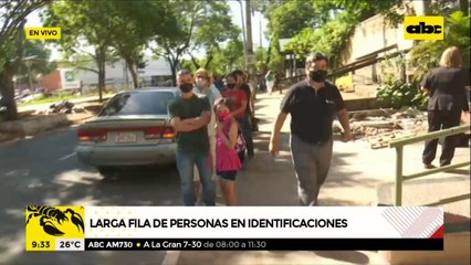 Larga fila de personas en Identificaciones