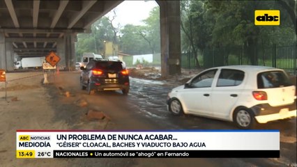 El "géiser" cloacal, baches y viaductos bajo agua: imágenes típicas de los días de lluvia