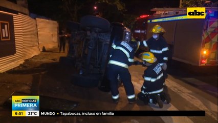 Conductores ilesos tras choque de camionetas