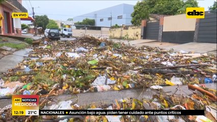 "Alfombra de basuras" en plena calle capitalina