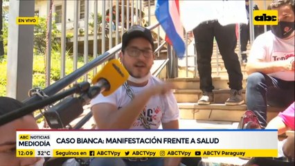 Padres de Bianca siguen encadenados frente al ministerio de Salud