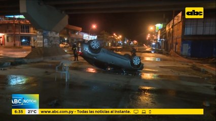 Automóvil volcó sobre la avenida Eusebio Ayala