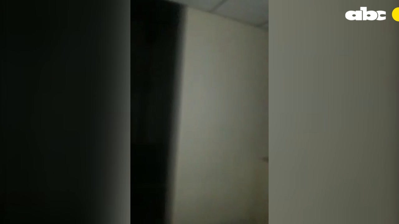 Funcionarios de la sede judicial muestran como el sitio está totalmente a oscuras hace varios días