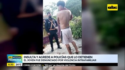 Un joven agrede e insulta a policías que lo detienen